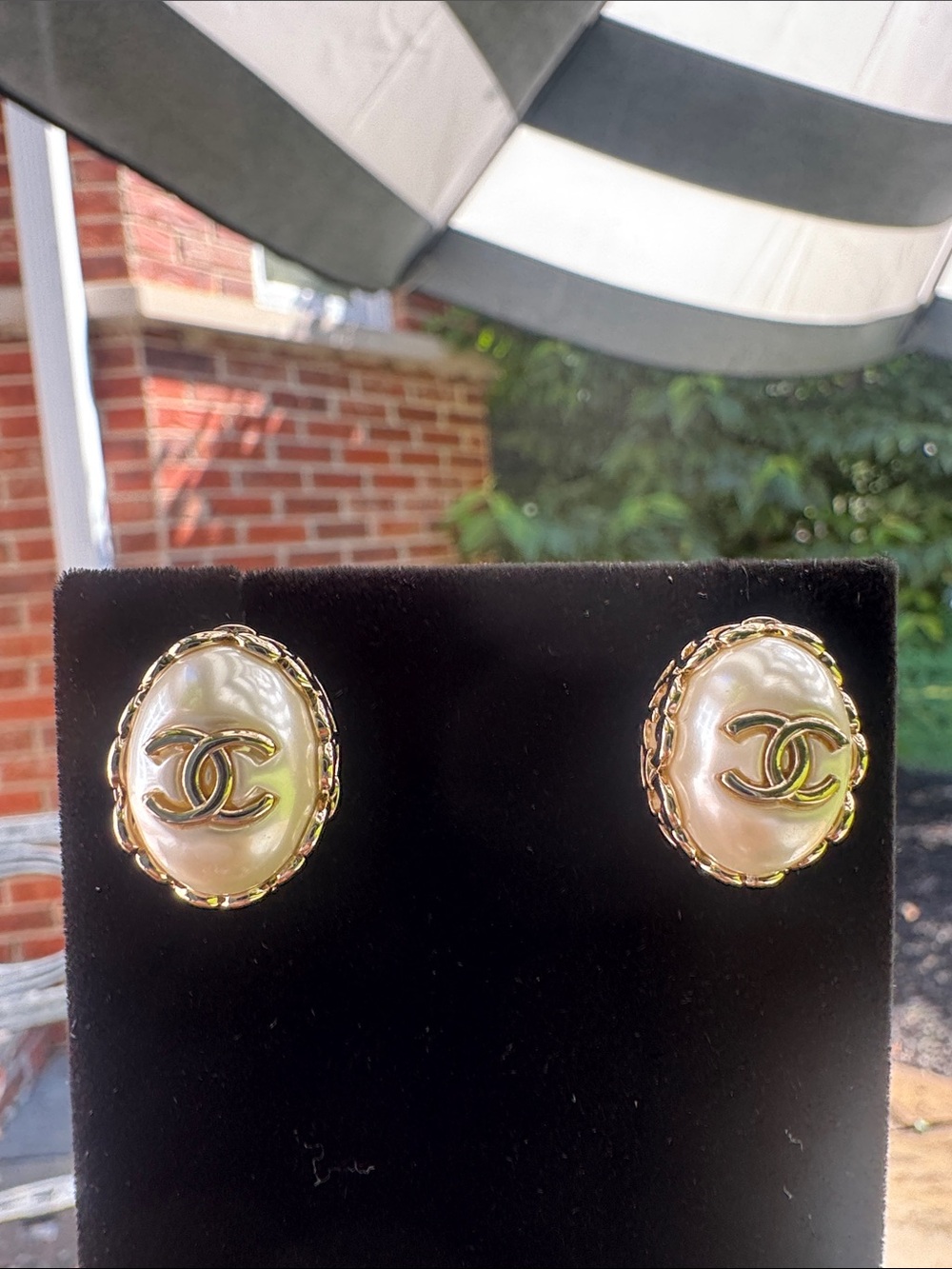 Earrings stud CC motif